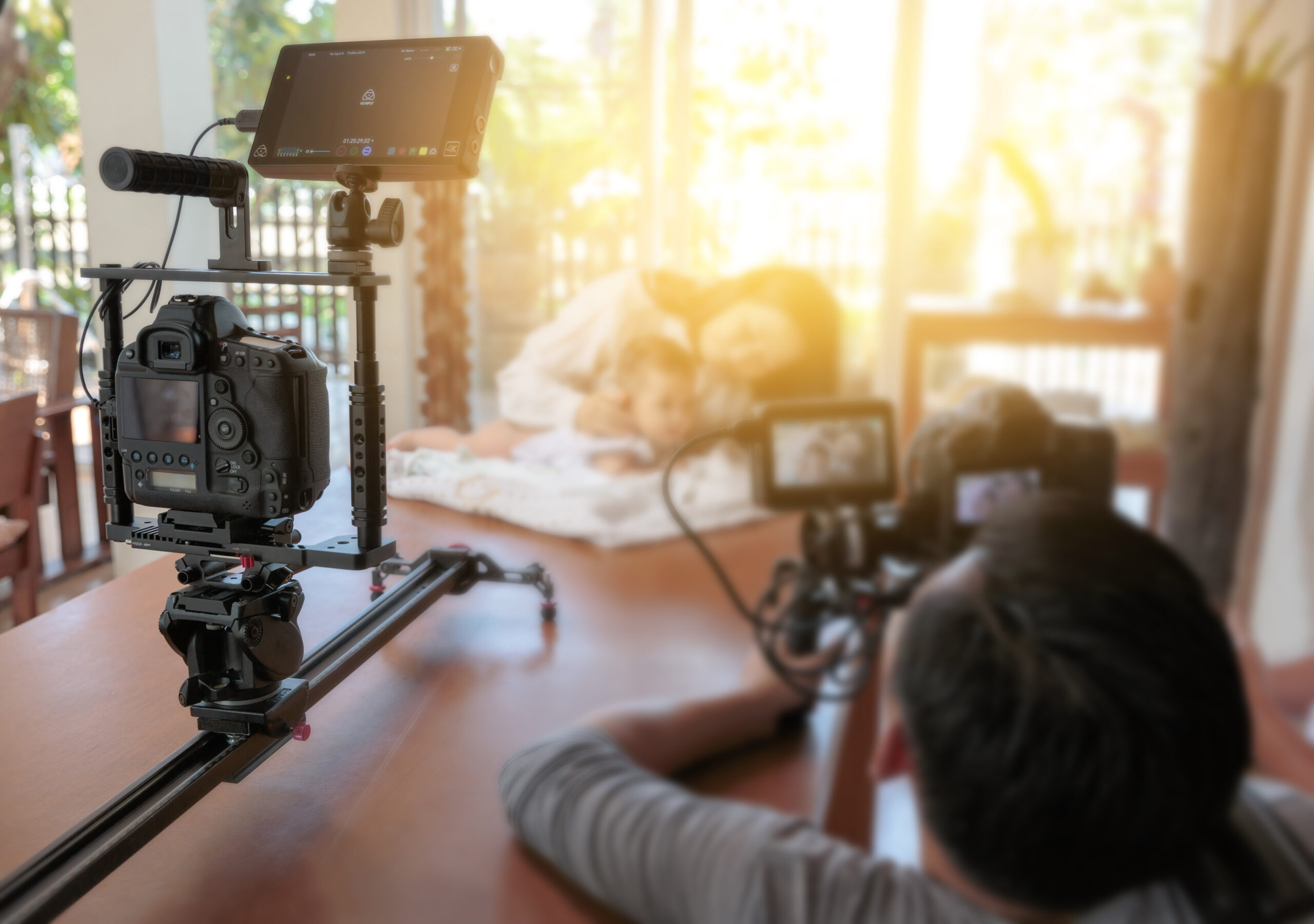 Video,Camera,Set,On,Foreground,And,Mom,With,Baby,Model Objektvideo
