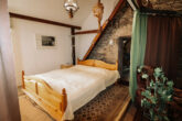 Modernisiertes EFH mit Ferienwohnung, Garten und Terrasse in Kinheim an der Mosel - Schlafbereich FeWo