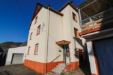 Lichtdurchflutetes 1-2 Familienhaus mit Garage, Terrasse und Schrebergarten in Neef, Mosel - Giebelansicht