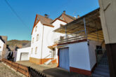 Lichtdurchflutetes 1-2 Familienhaus mit Garage, Terrasse und Schrebergarten in Neef, Mosel - Seitenansicht