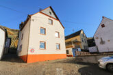 Lichtdurchflutetes 1-2 Familienhaus mit Garage, Terrasse und Schrebergarten in Neef, Mosel - Vorderansicht