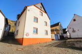 Lichtdurchflutetes 1-2 Familienhaus mit Garage, Terrasse und Schrebergarten in Neef, Mosel - Vorderansicht