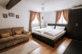 Wunderschön restauriertes Fachwerkhaus mit 5 Ferienapartments, Garten und Terrasse in Ellenz-Poltersdorf, bei Cochem - Wohn-Schlafraum 1. ZG