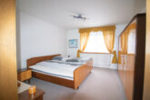 Perfektes Ferienhaus oder Dauerwohnsitz mit Garage und idyllischem Garten - Schlafzimmer