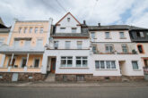 Reihenmittelhaus mit Moselblick, aufteilbar in 2-3 Wohneinheiten - Vorderansicht