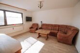 Teilrenoviertes 1-2 Familienhaus mit gutem Vermietungspotenzial - Wohnzimmer EG Anbau