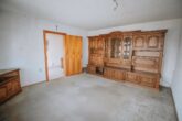 Teilrenoviertes 1-2 Familienhaus mit gutem Vermietungspotenzial - Wohnzimmer EG Haupthaus