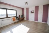 Teilrenoviertes 1-2 Familienhaus mit gutem Vermietungspotenzial - Wohnzimmer OG Anbau