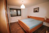 Teilrenoviertes 1-2 Familienhaus mit gutem Vermietungspotenzial - Schlafzimmer EG Anbau