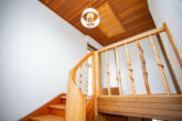 Perfektes Einfamilienhaus mit Garten und Garage - Treppe