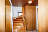 Perfektes Einfamilienhaus mit Garten und Garage - Treppe zum 1. OG