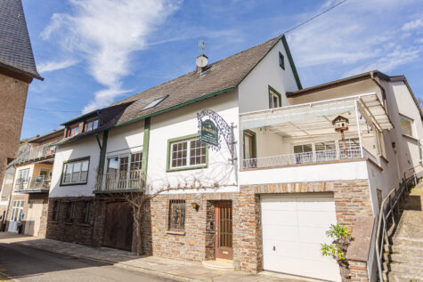 *vorgemerkt* Ehemaliges Gästehaus mit 2 Ferienwohnungen, Garage, Moselblick und Innenhof, 56856 Zell (Mosel), Einfamilienhaus
