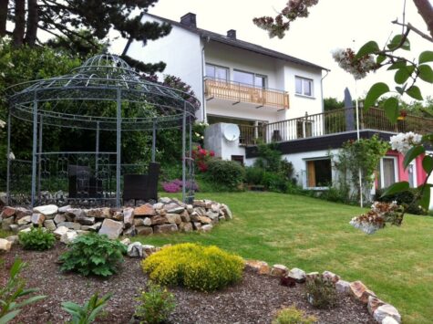 Großzügiges MFH mit 4 Ferienwohnungen und wunderschönem Garten, in bester Lage von Traben-Trarbach, 56841 Traben-Trarbach, Mehrfamilienhaus