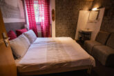 Beliebtes B&B mit 3 Wohnungen, 5 Gästezimmern, Garage und Terrasse im Herzen der Altstadt von Cochem (Mosel) - Schlafzimmer