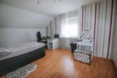 Modernisiertes Mehrfamilienhaus mit Garten, Dachterrasse und fantastischem Ausblick in Zell, Mosel - Schlafzimmer OG