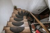Modernisiertes Mehrfamilienhaus mit Garten, Dachterrasse und fantastischem Ausblick in Zell, Mosel - Treppe