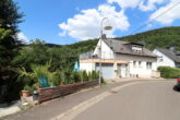 Modernisiertes Mehrfamilienhaus mit Garten, Dachterrasse und fantastischem Ausblick in Zell, Mosel - Straßenansicht