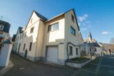 Großzügiges 1-2-Familienhaus mit fantastischem Moselblick, Garage, aufteilbar in mehrere Einheiten. - Vorderansicht
