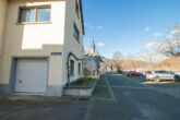 Großzügiges 1-2-Familienhaus mit fantastischem Moselblick, Garage, aufteilbar in mehrere Einheiten. - Strassenansicht